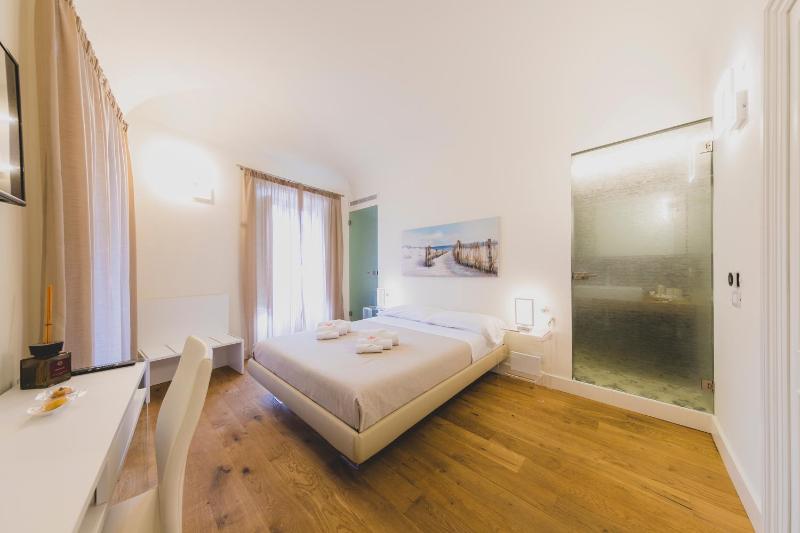 Double Room with Balcony image 1