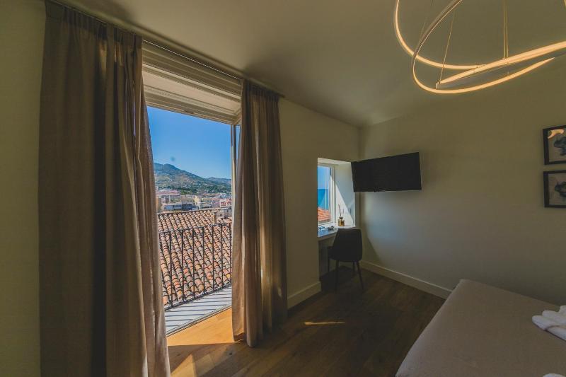 Double Room with Sea View image 2