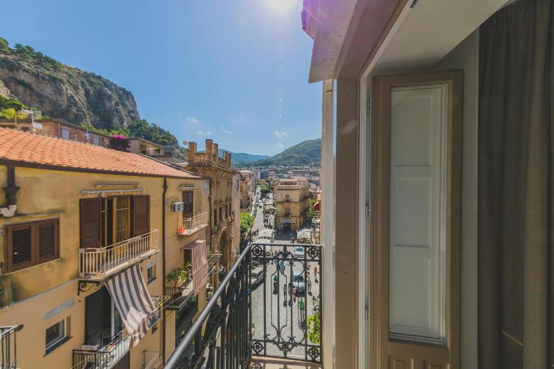 Double Room with Balcony image 3