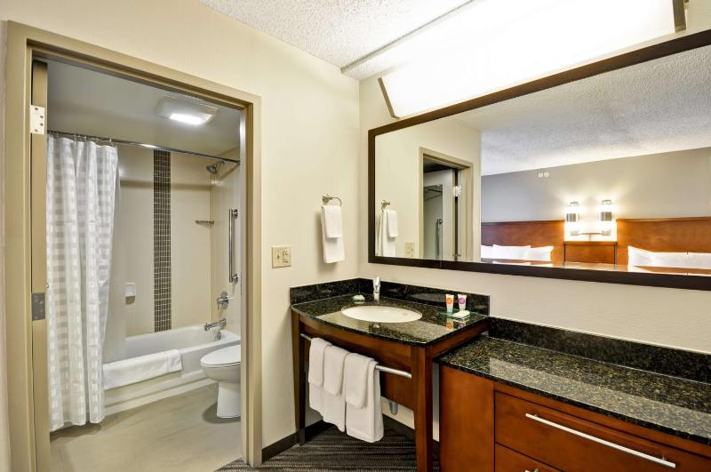 Double Room with Two Double Beds and Sofa bed - High Floor image 2
