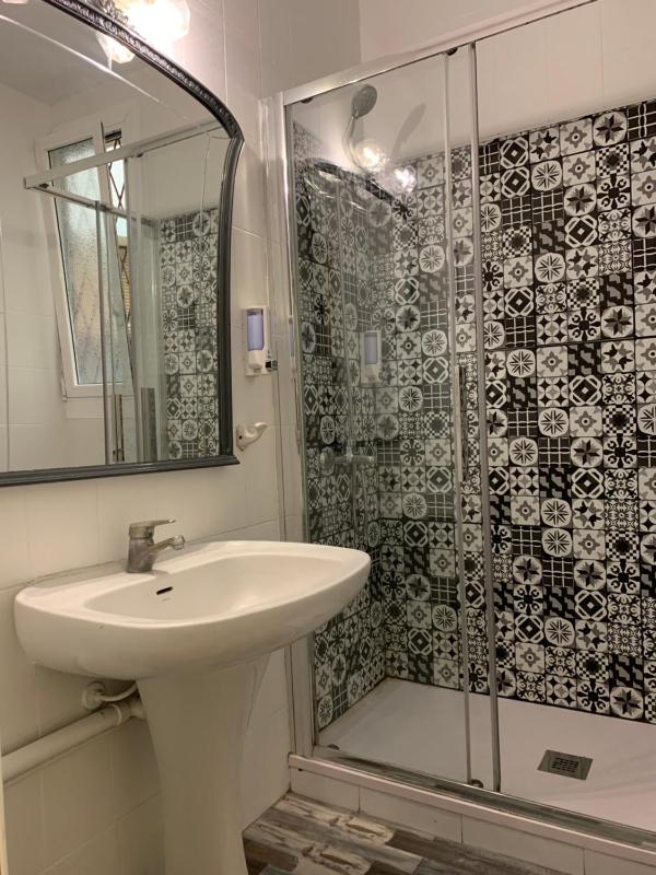 Double Room with Shared Bathroom image 2