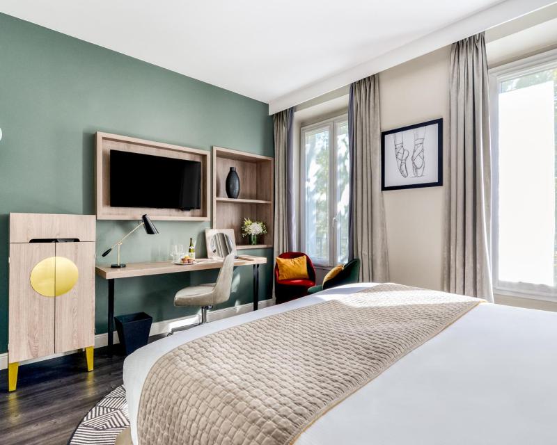 Deluxe Double Room image 2