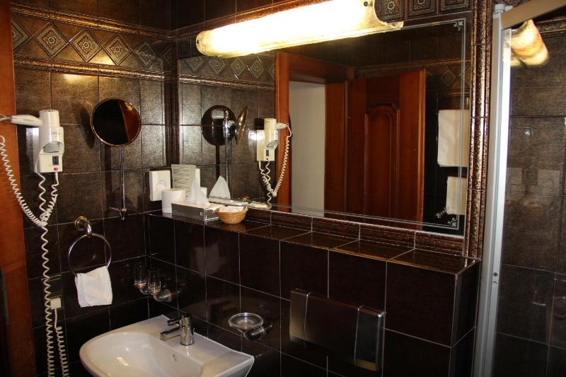 Standard Double Room image 3