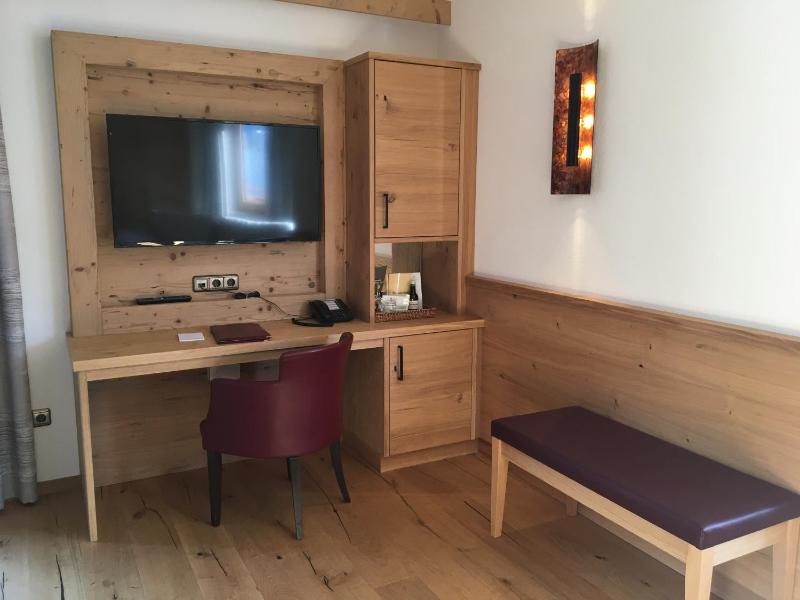 Junior Suite with Balcony image 3