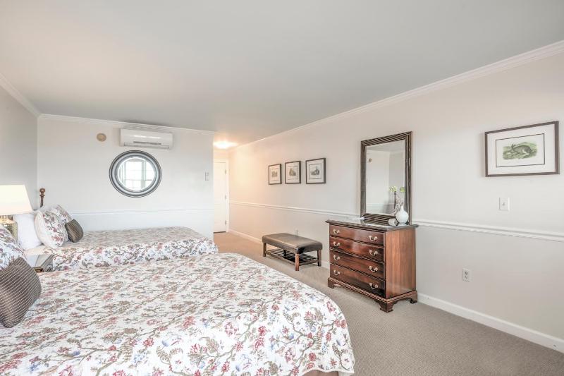 Deluxe Queen Room with Two Queen Beds image 3
