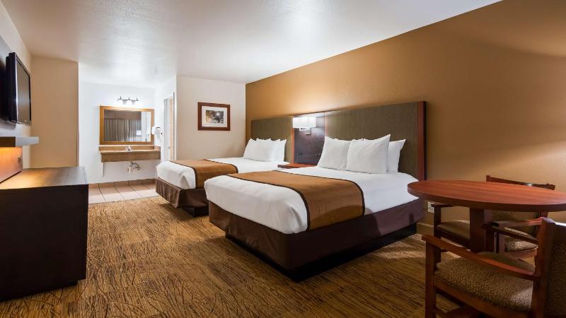 Queen Room with Two Queen Beds - Non-Smoking image 3