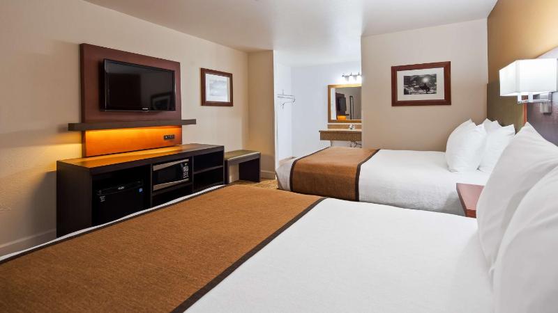Queen Room with Two Queen Beds - Non-Smoking image 4