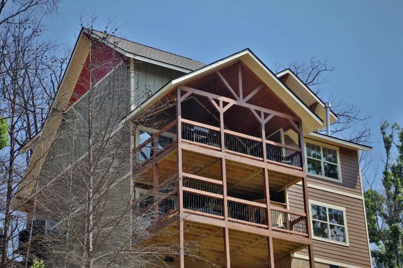 Above It All Cabin with Luxury Amenities and Game Room - image 7