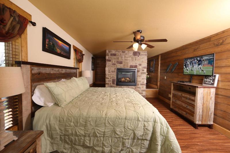 Above It All Cabin with Luxury Amenities and Game Room - image 35