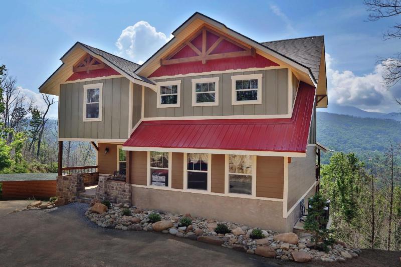 Above It All Cabin with Luxury Amenities and Game Room - image 15
