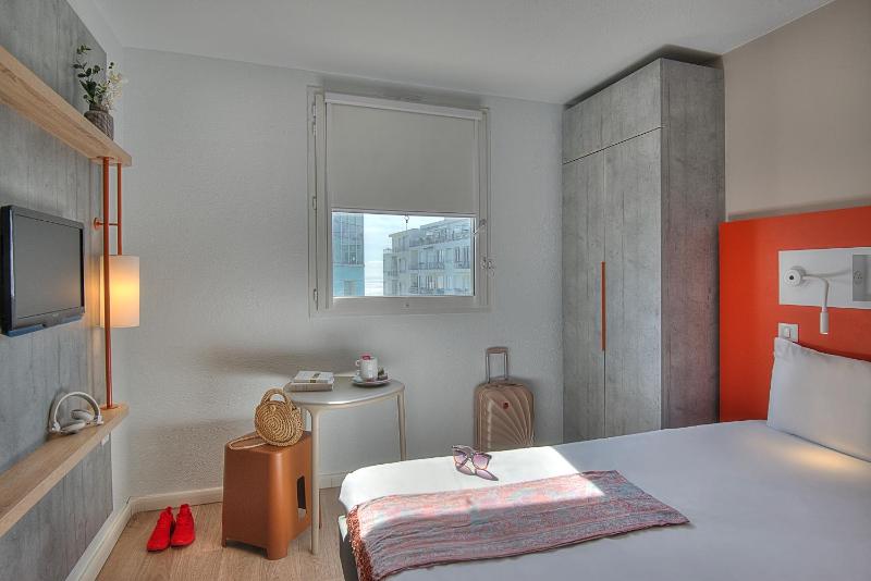 Triple Room with One Double and One Pull-Out Bed image 1