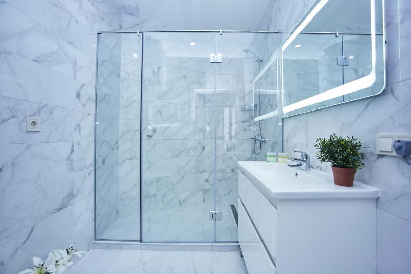 Studio Apartment with Sea View image 3
