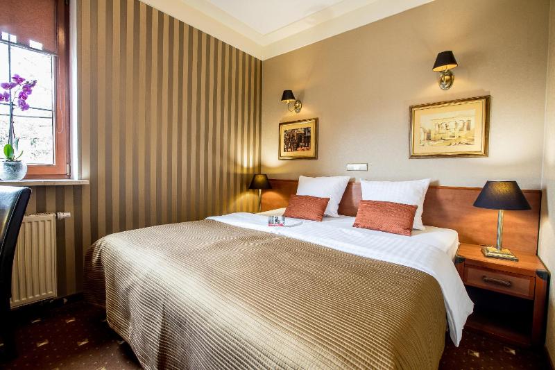 Standard Double Room image 3