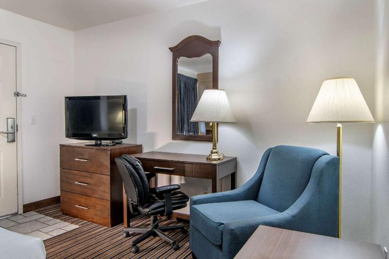 Queen Room - Non-Smoking image 2