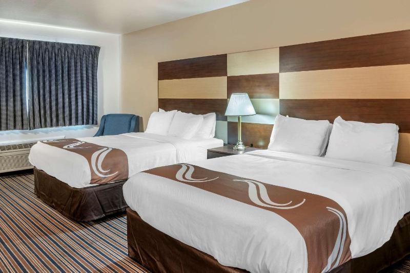 Queen Room with Two Queen Beds - Non-Smoking image 3
