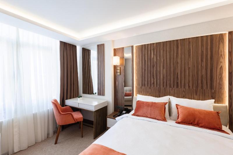 Deluxe Double Room with Sea View image 3