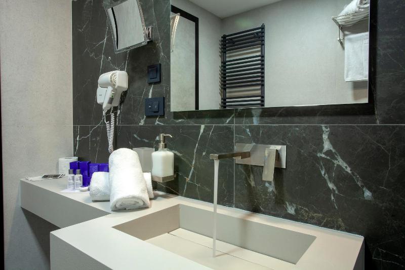 Twin Room image 1