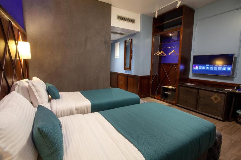 Superior Twin Room image 3