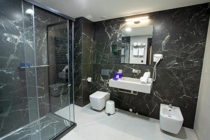 Deluxe Double Room image 2
