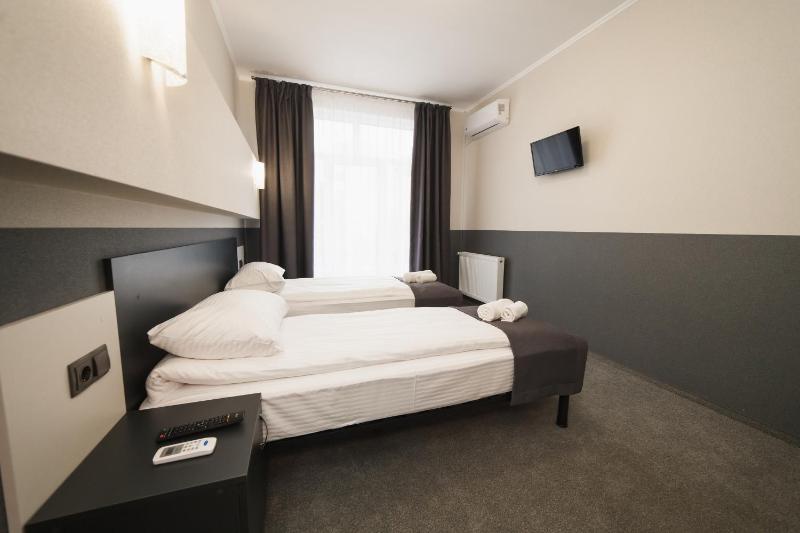 Twin Room with Balcony image 4