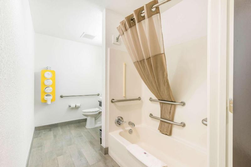 King Room with Roll-in Shower - Disability Access - Non-Smoking image 2