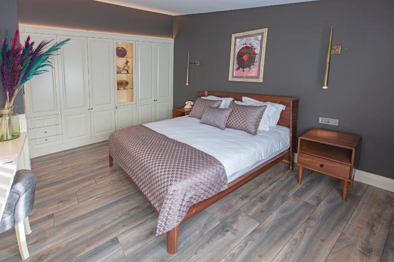 Deluxe Suite with Spa Bath image 2