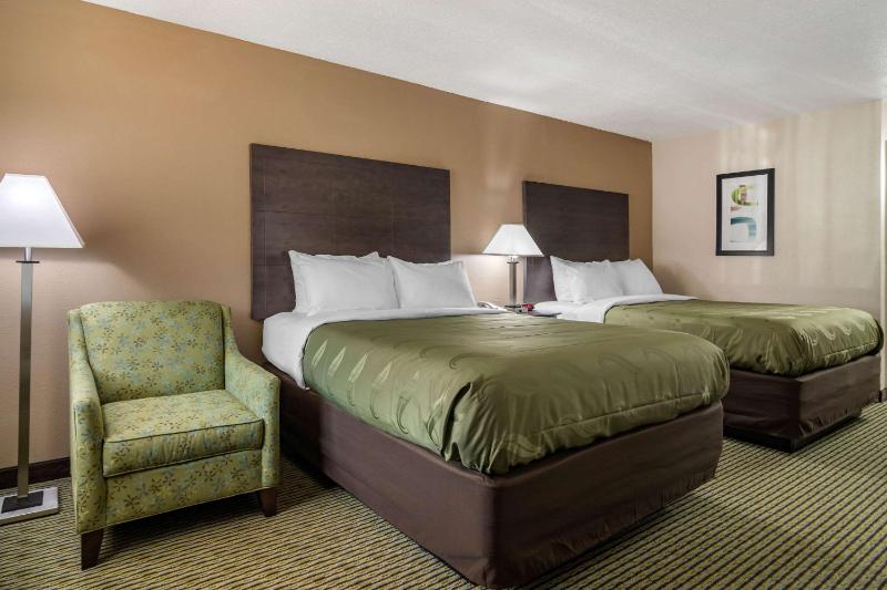 Queen Room with Two Queen Beds - Non-Smoking image 3