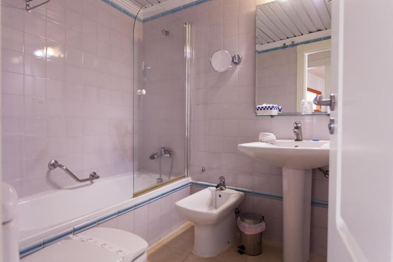 One-Bedroom Apartment image 4