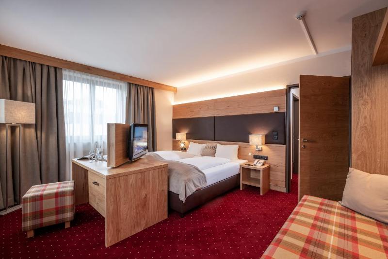 Deluxe Family Suite image 4