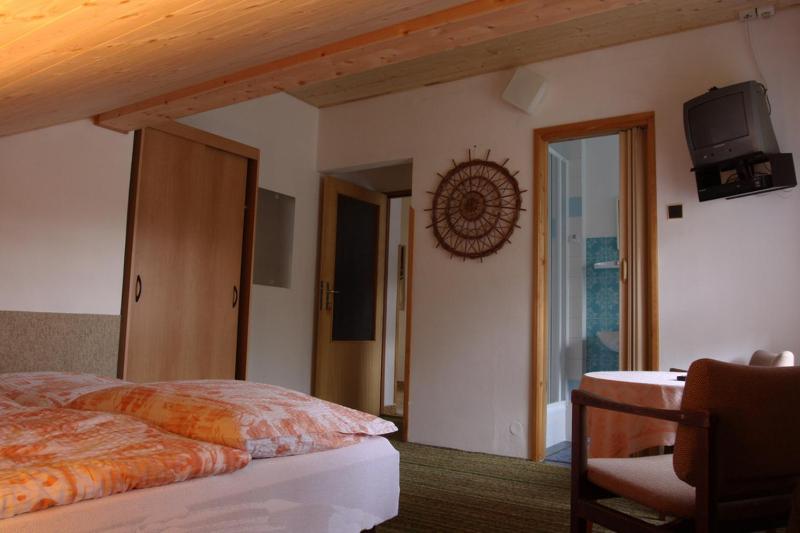 Double Room image 3