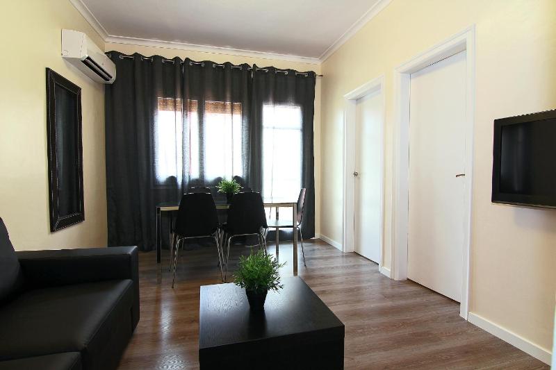 Three-Bedroom Apartment - Calle Còrsega 668 image 4