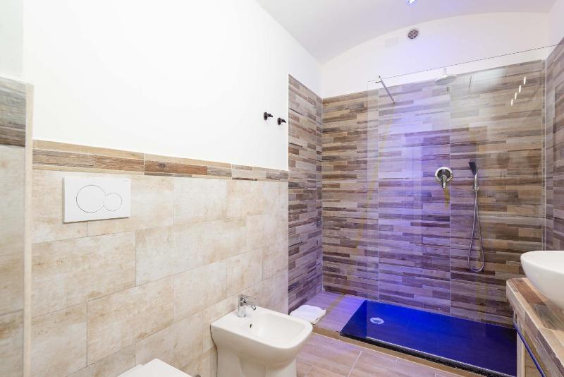 Deluxe Family Room image 4