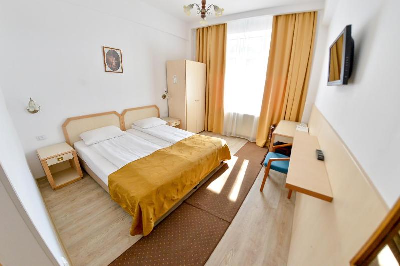 Twin Room image 4