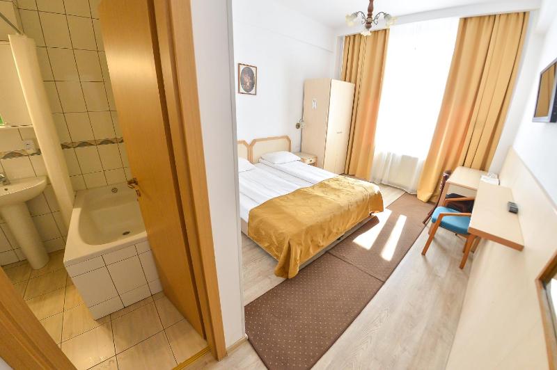 Twin Room image 3