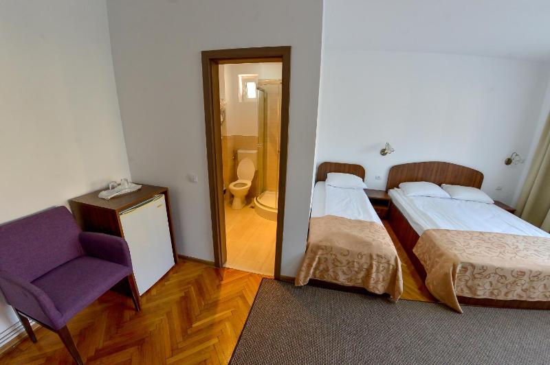 Classic Triple Room image 3
