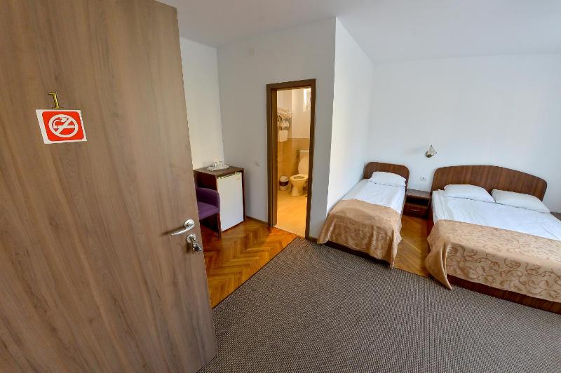 Classic Triple Room image 2