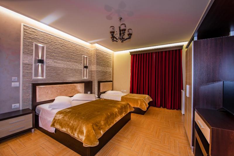 Deluxe Triple Room image 2