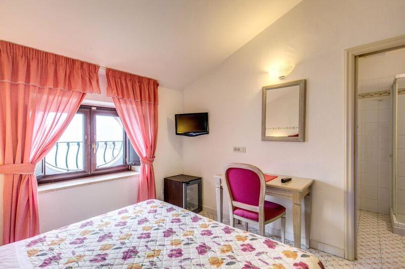 Small Double or Twin Room image 1