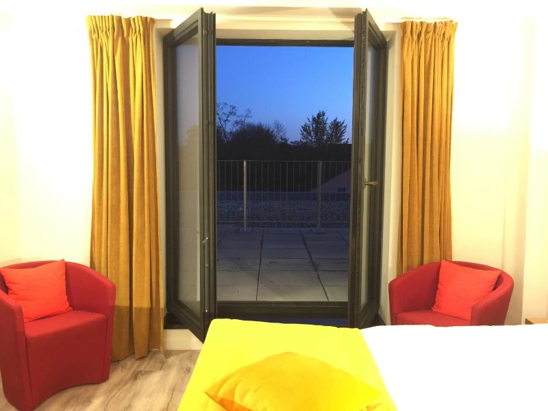 Double Room with Balcony image 4
