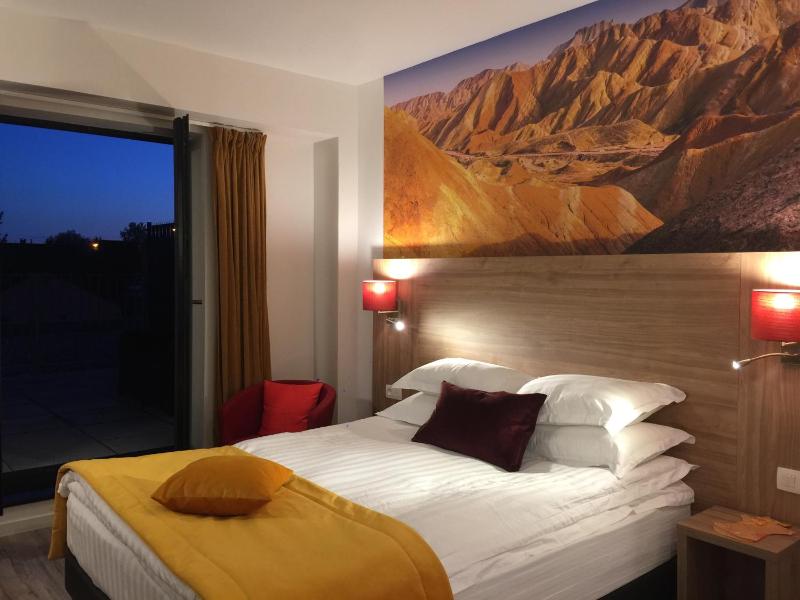 Double Room with Balcony image 3