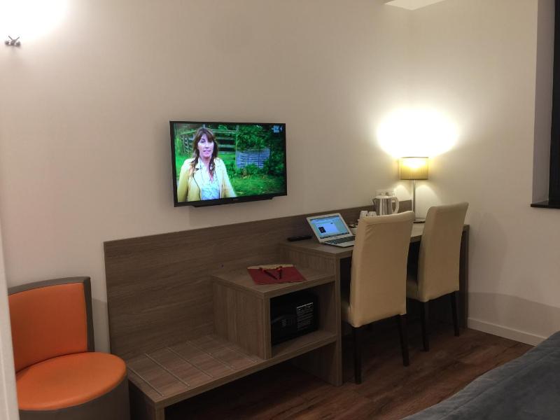 Double Room with Balcony image 2