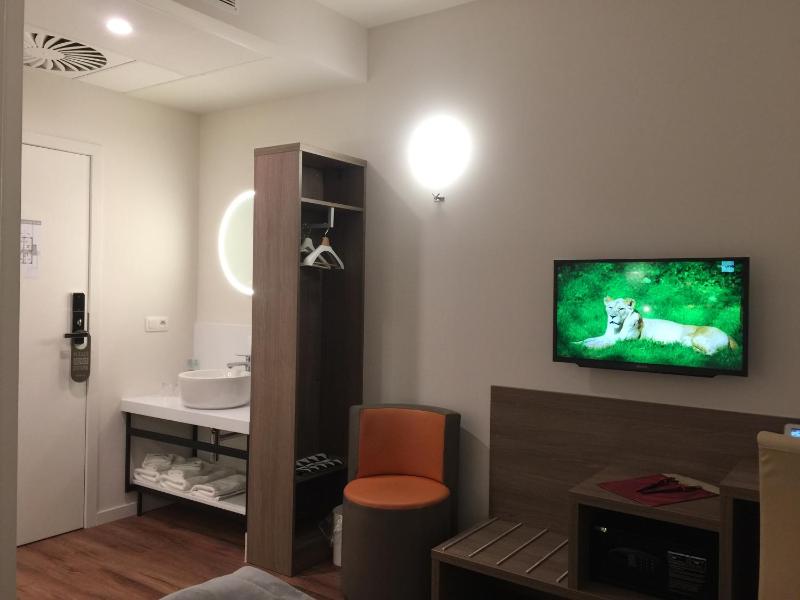 Deluxe Double Room (2 Adults + 1 Child) image 2