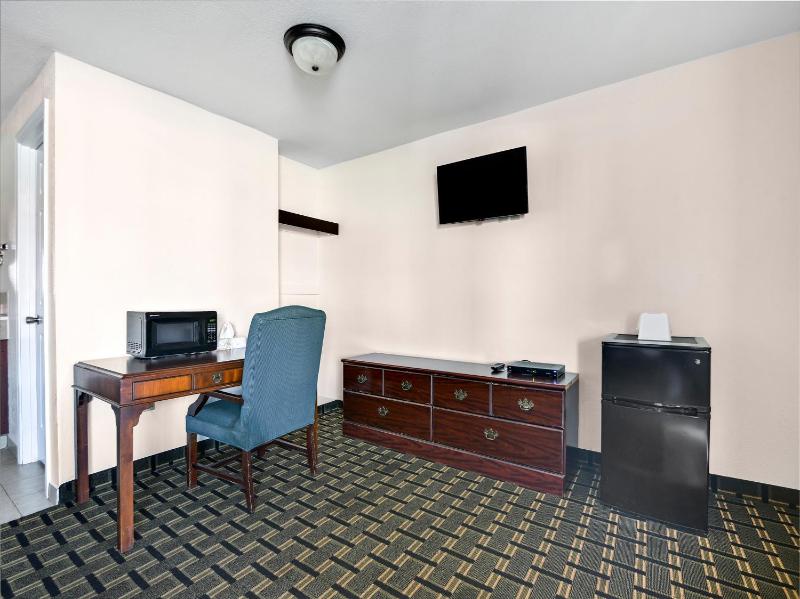 Standard Queen Room image 4