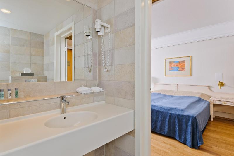Standard Double or Twin Room image 3