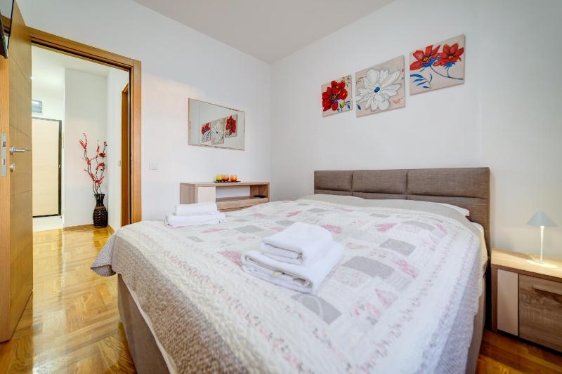 One-Bedroom Apartment image 3