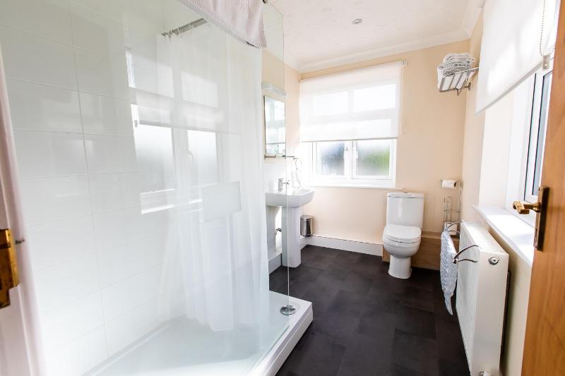 Double en suite image 4