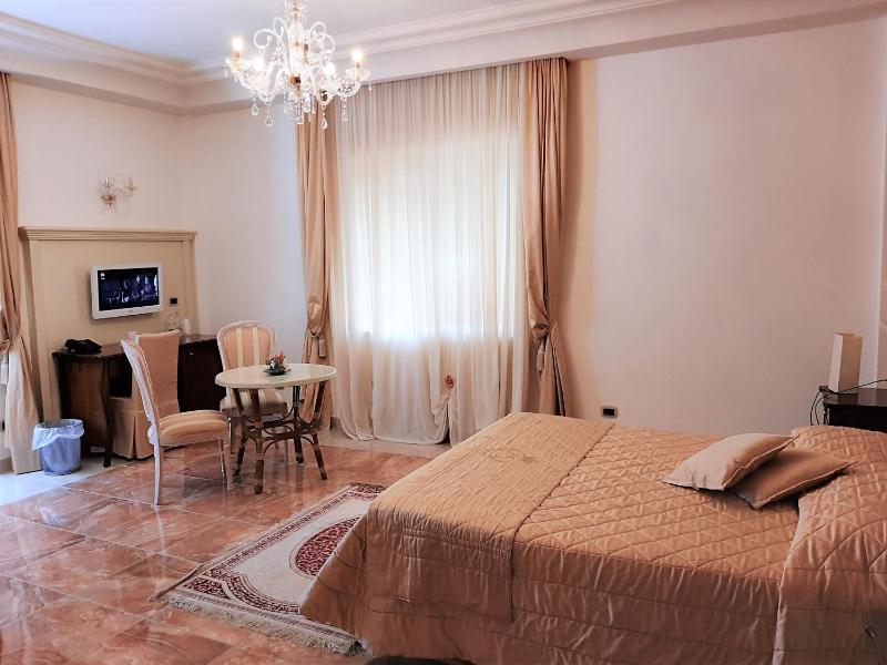 Deluxe Double or Twin Room image 4