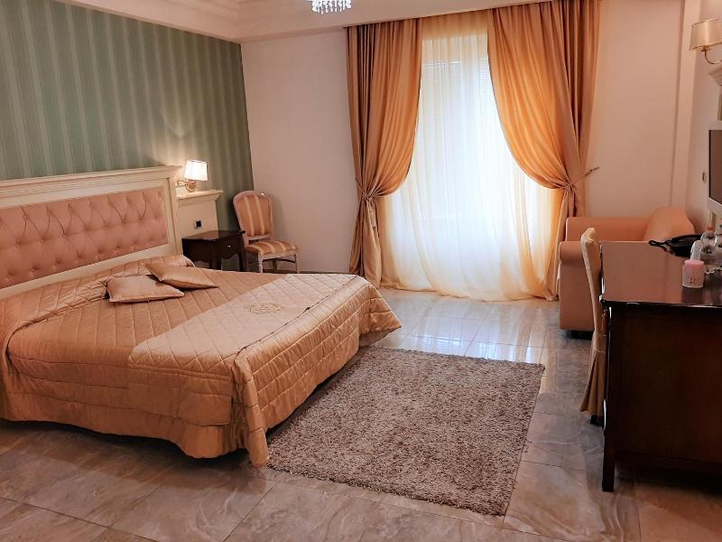 Double Room with Balcony image 4