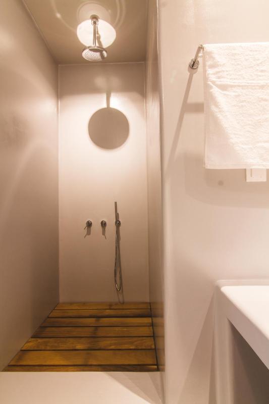 Five-Bedroom Apartment with Outdoor Hot Tub and Acropolis View image 2