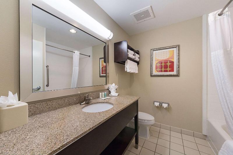 Queen Suite - Non-Smoking with Balcony image 2